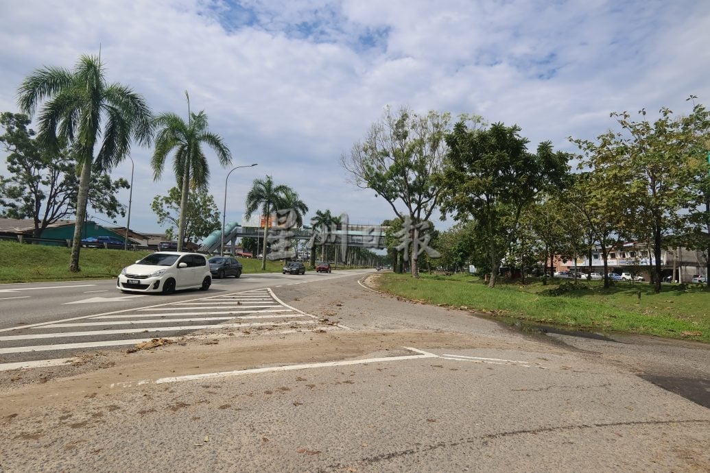 东:已签发:暴风雨夜袭关丹!导致关丹市超过60间房屋遭殃,并发生至少13宗树木倒塌事件。