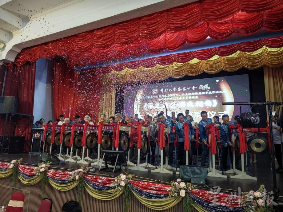 东:哥打峇鲁客家公会会长吴荣生呼吁教育部重新检讨体罚与学生处分政策,让教师拥有适度的教育权力。同时,也希望家长在投诉时能保持冷静与宽容,与学校携手解决问题。