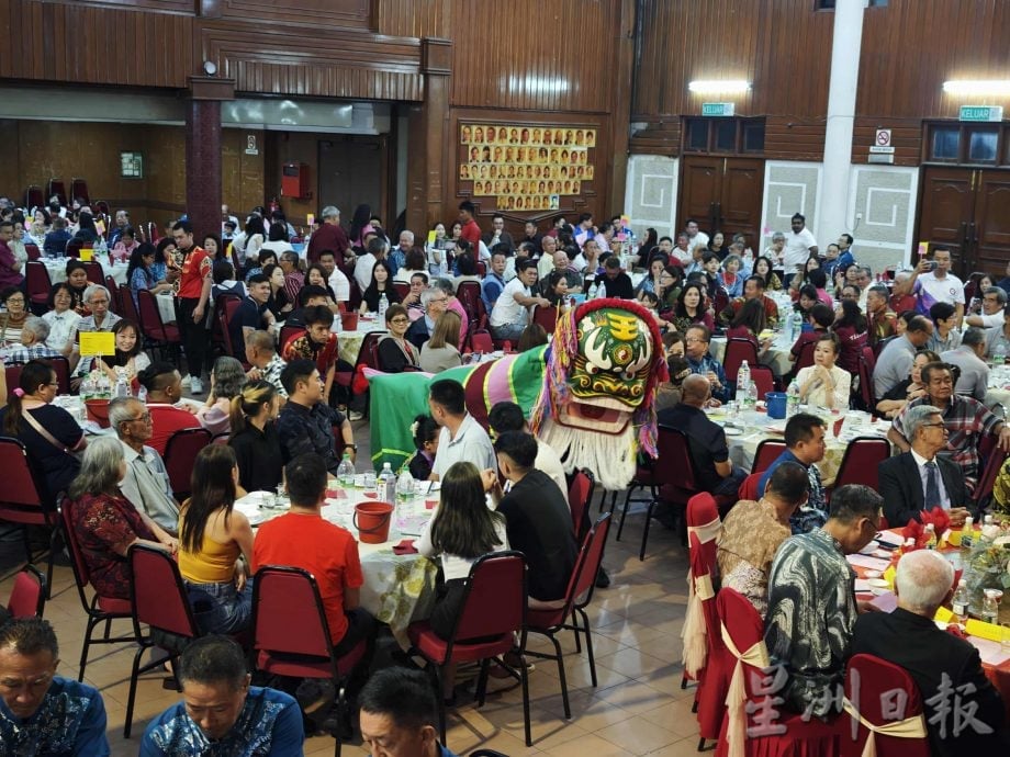 东:哥打峇鲁客家公会会长吴荣生呼吁教育部重新检讨体罚与学生处分政策,让教师拥有适度的教育权力。同时,也希望家长在投诉时能保持冷静与宽容,与学校携手解决问题。