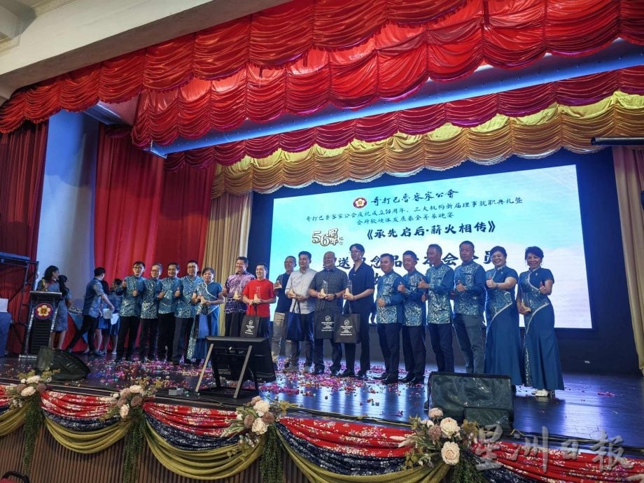 东:哥打峇鲁客家公会会长吴荣生呼吁教育部重新检讨体罚与学生处分政策,让教师拥有适度的教育权力。同时,也希望家长在投诉时能保持冷静与宽容,与学校携手解决问题。