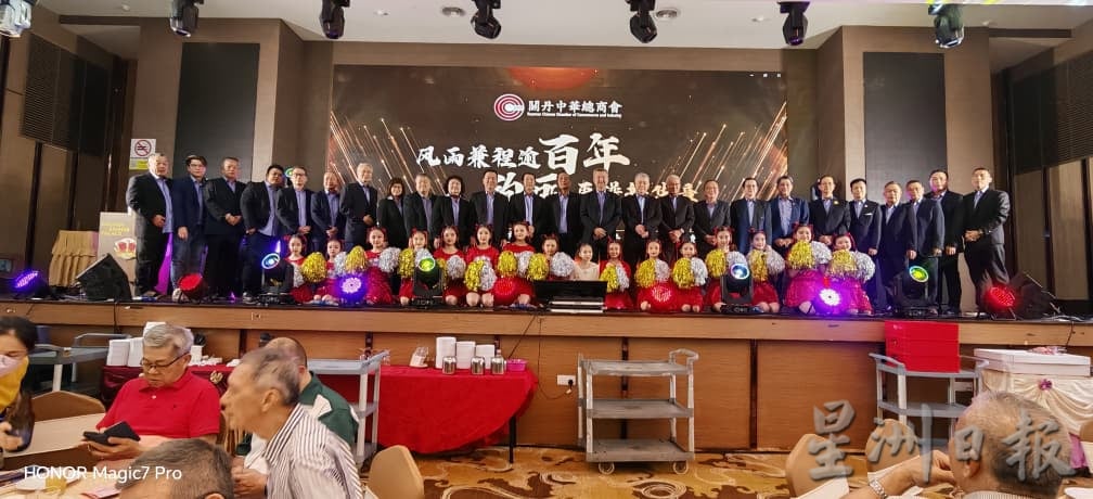 东：已签发：马来西亚中华总商会名誉会长丹斯里吴明璋强调，关丹中华总商会应积极把握区域合作机遇，推动会员企业在数字经济和高价值领域的转型升级