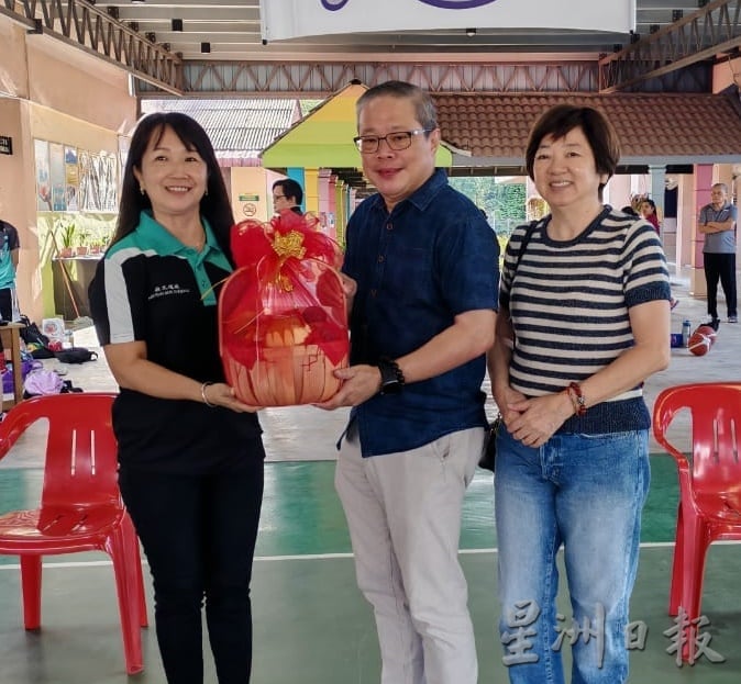 东：（已签发）文冬县华小篮球训练营培育幼苗推广篮球运动