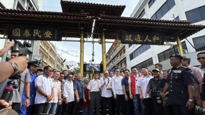 安华走访加雅街 市民惊呼：首相来了！