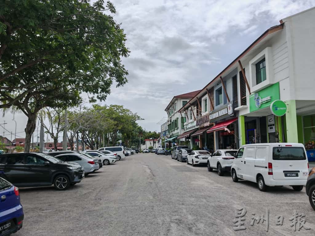 （古城封面副文）停车格线条完全消失，市民凭感觉停泊车子