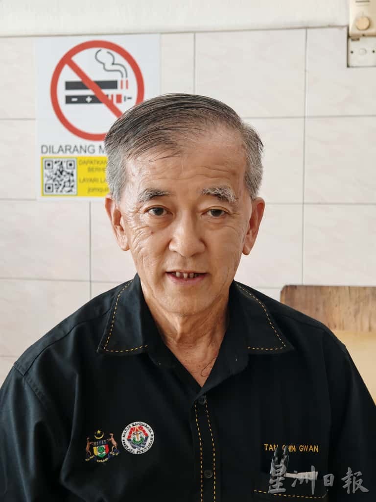 （古城封面副文）停车格线条完全消失，市民凭感觉停泊车子