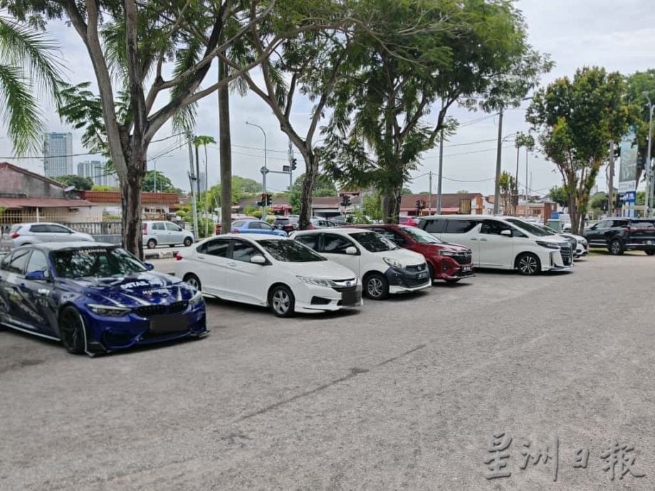 （古城封面副文）停车格线条完全消失，市民凭感觉停泊车子