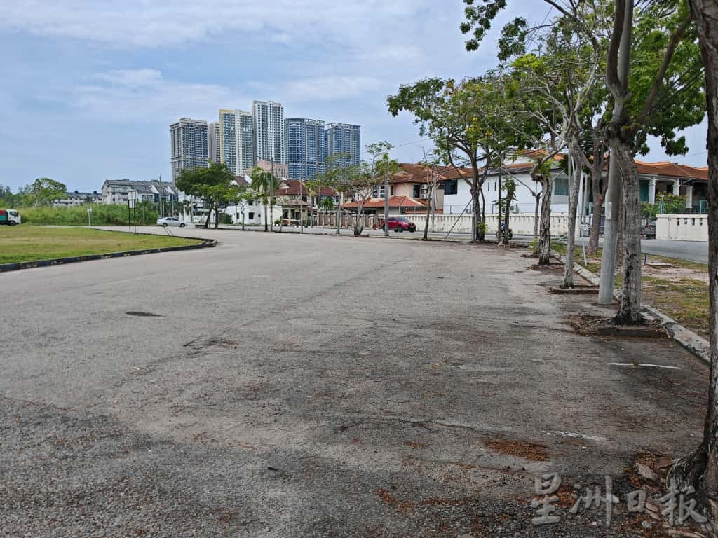 （古城封面副文）停车格线条完全消失，市民凭感觉停泊车子