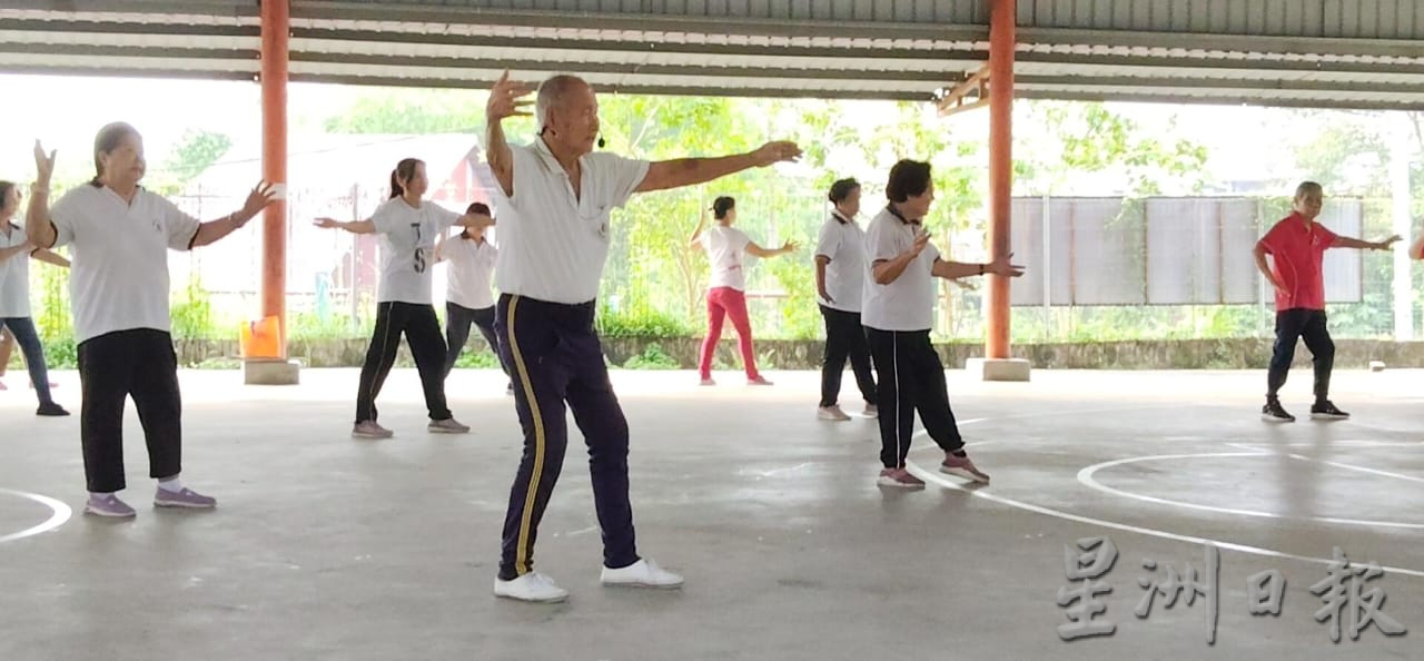 全国:暖势力(勿押太久):凝聚邻里情 91岁导师指引30名银发族练太极