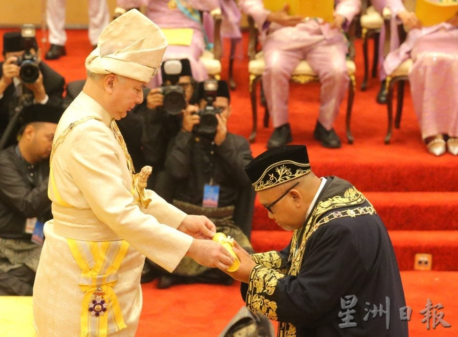 苏丹华诞册封典礼隆重 首轮封赐30名有功人士