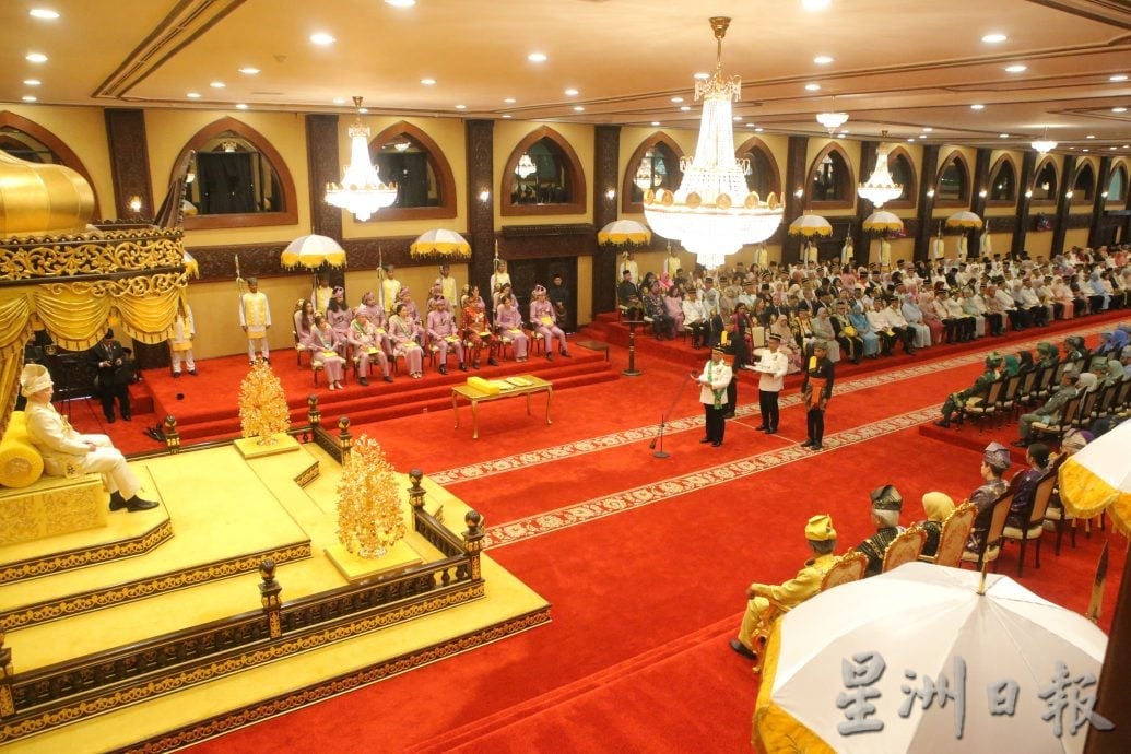 苏丹华诞册封典礼隆重 首轮封赐30名有功人士