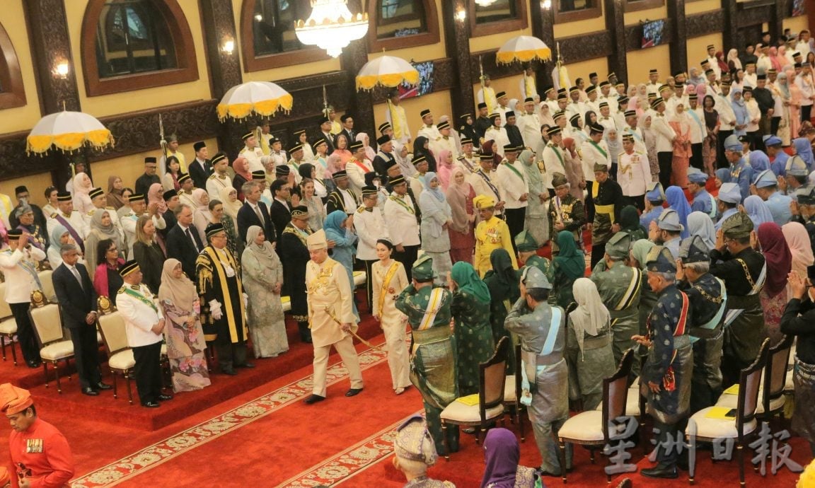 苏丹华诞册封典礼隆重 首轮封赐30名有功人士