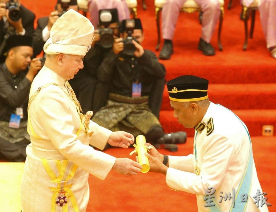 苏丹华诞册封典礼隆重 首轮封赐30名有功人士