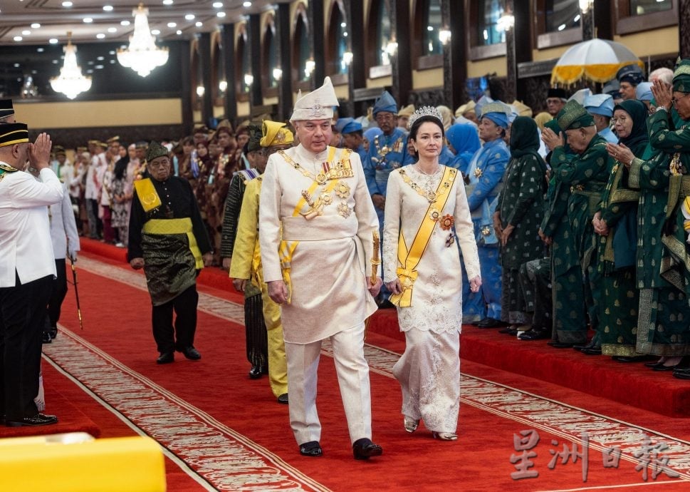 苏丹华诞册封典礼隆重 首轮封赐30名有功人士