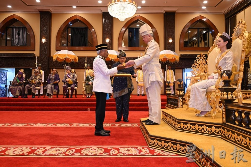 苏丹华诞册封典礼隆重 首轮封赐30名有功人士
