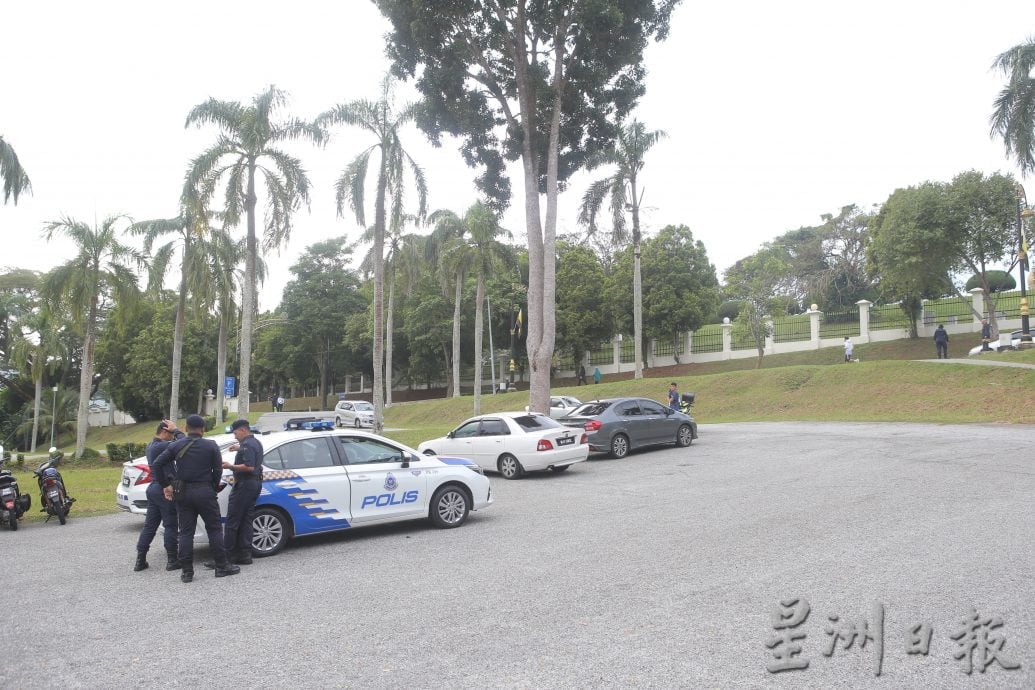 沙拉尼(前)发表施政报告。(丁祖兴摄)