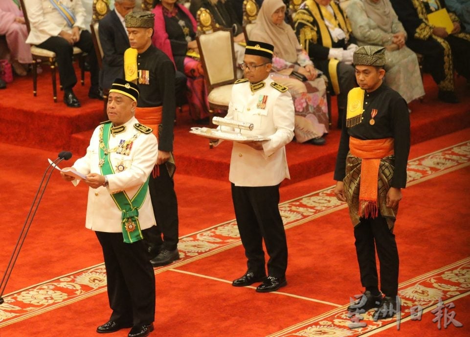 沙拉尼(前)发表施政报告。(丁祖兴摄)