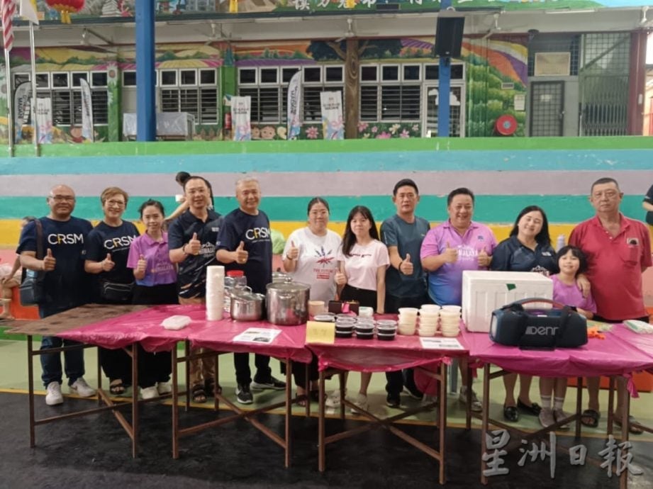 供星洲网:淡边义卖会反应热烈 马华淡边区会为4华小筹募教育基金