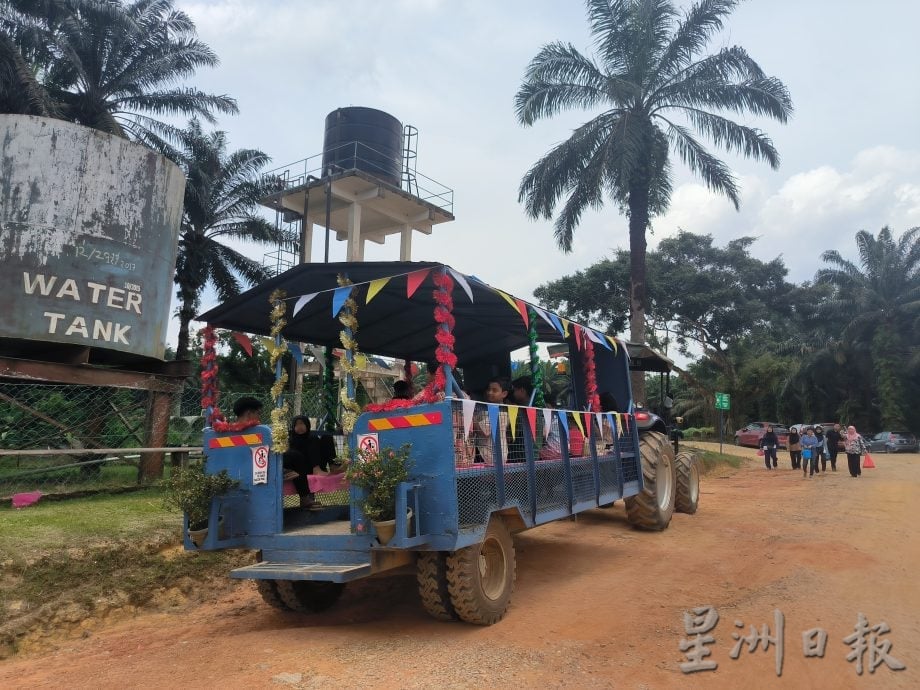 （已签发）柔：**封面**跨越40年再重逢   瑞林园逾千各族前胶工团聚