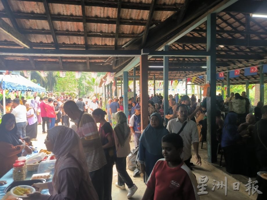 （已签发）柔：**封面**跨越40年再重逢   瑞林园逾千各族前胶工团聚