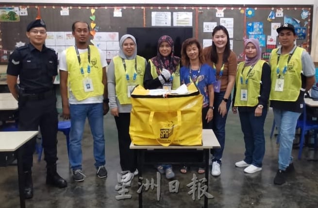 （9/11见报）有故事的人 /(pp)郭燕美奔波街区筹款