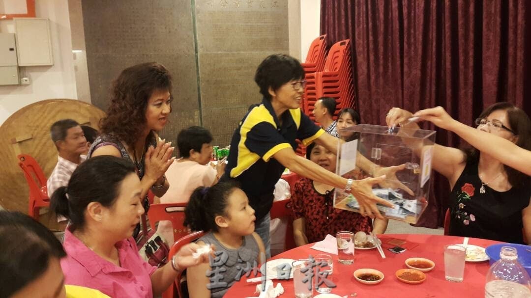 （9/11见报）有故事的人 /(pp)郭燕美奔波街区筹款