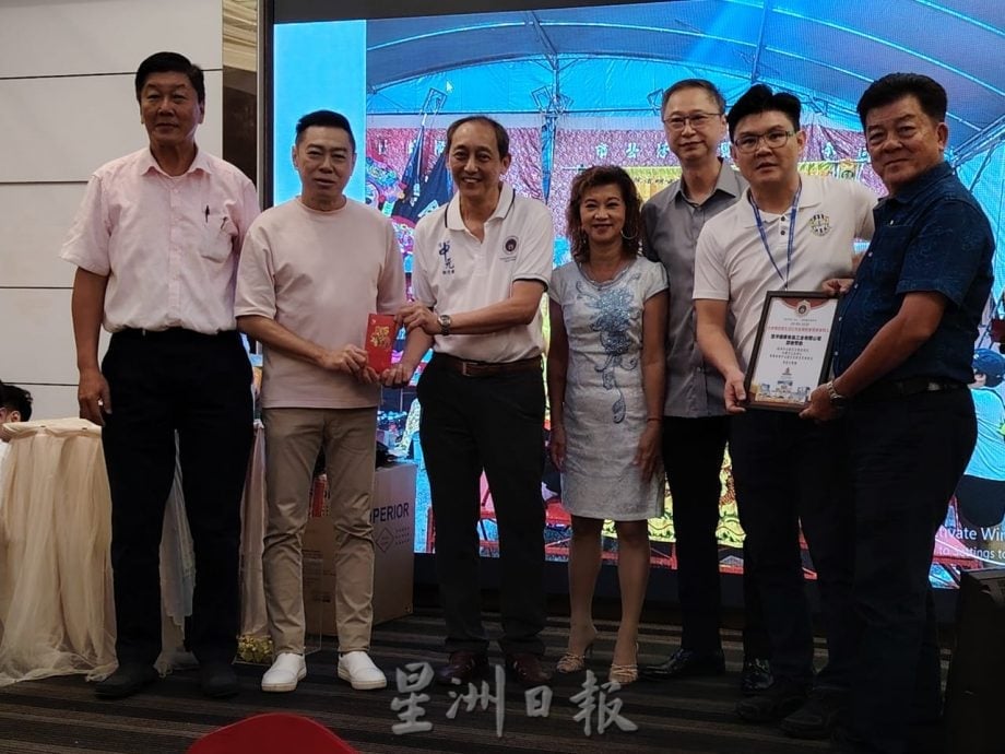 （9/11见报）有故事的人 /(pp)郭燕美奔波街区筹款