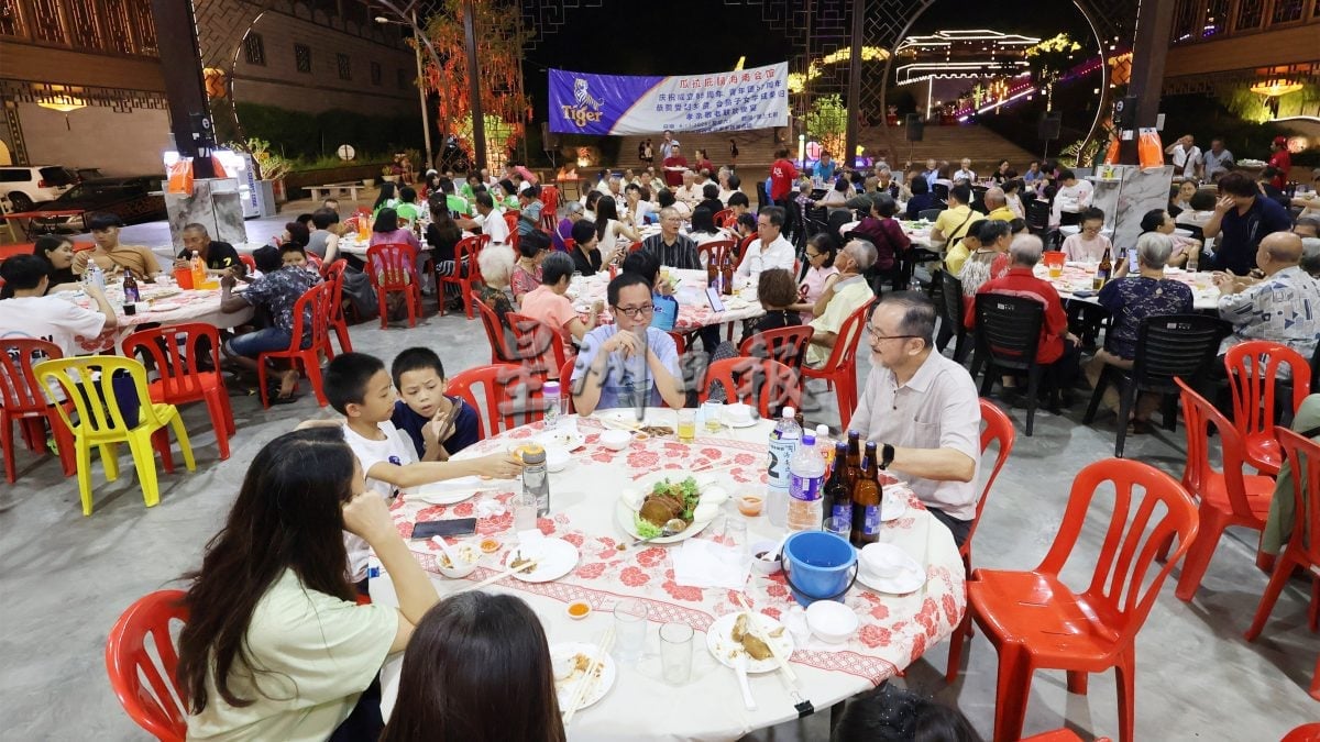 供星洲网/ 张聒翔赞扬庇朥海南会馆会员资料保存到很好，盼扫描存档电脑。