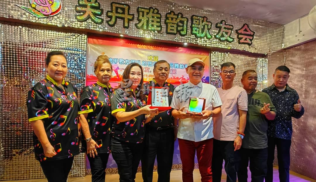 东：已签发：关丹雅韵歌友会主席拿督杨宝珍倡议，民众应多唱歌以促进健康长寿。