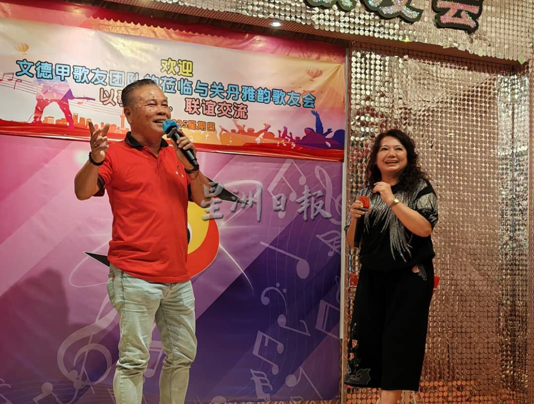 东：已签发：关丹雅韵歌友会主席拿督杨宝珍倡议，民众应多唱歌以促进健康长寿。