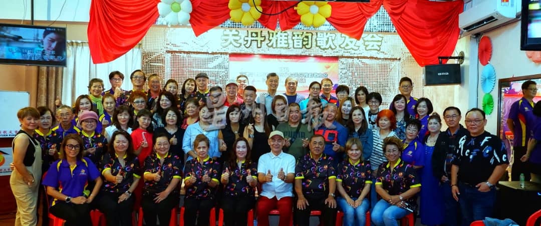 东：已签发：关丹雅韵歌友会主席拿督杨宝珍倡议，民众应多唱歌以促进健康长寿。