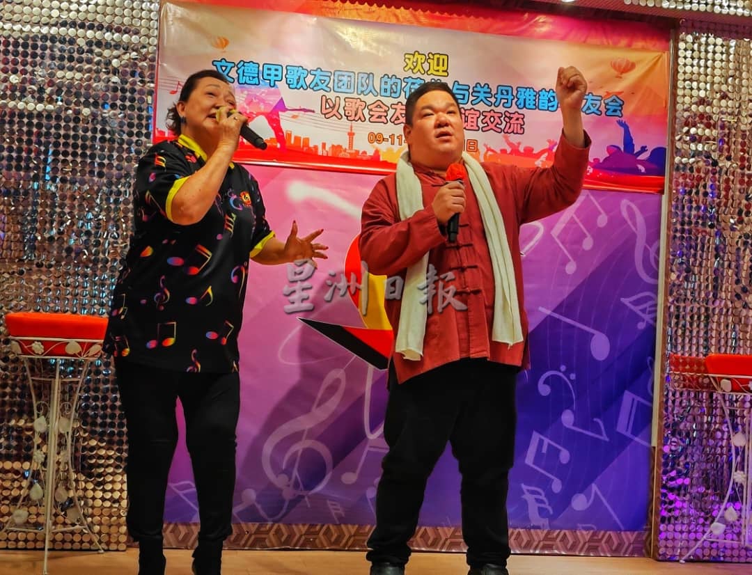 东：已签发：关丹雅韵歌友会主席拿督杨宝珍倡议，民众应多唱歌以促进健康长寿。