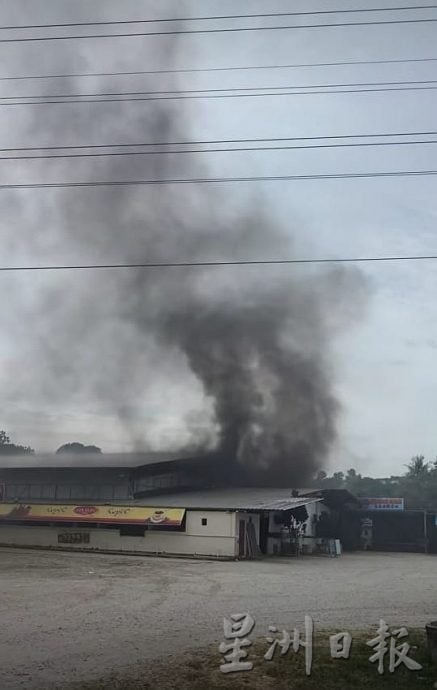 (古城第二版主文)晋巷莫哈末晋路一家小贩中心发生火灾