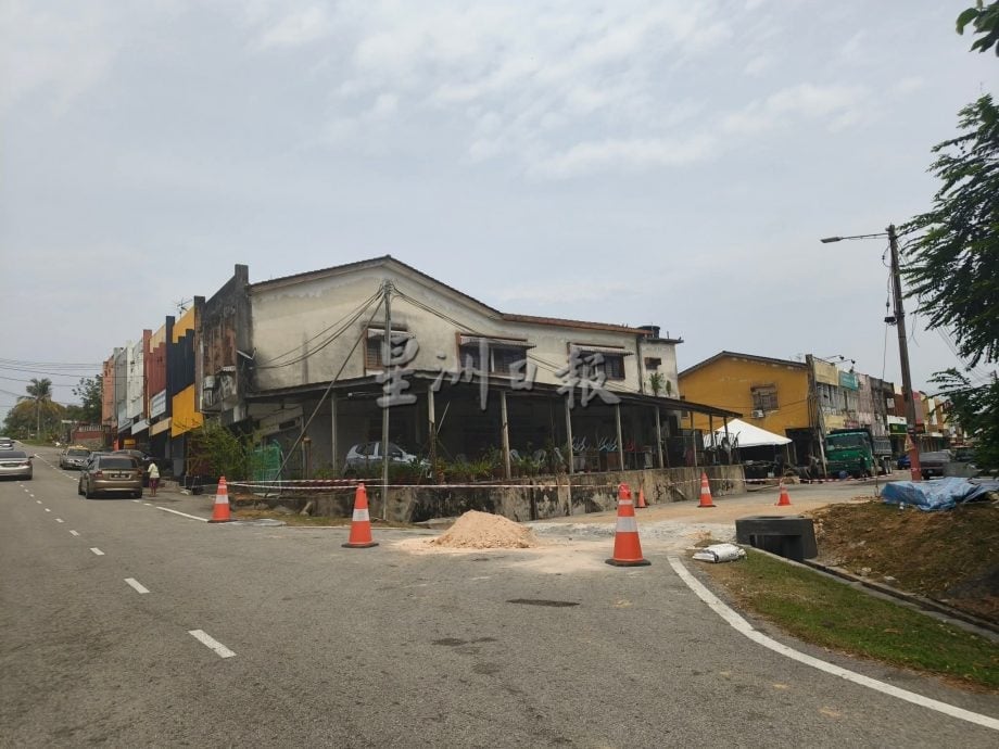 供星洲网/沟盖屡遭罗里碾坏 芙九洲花园路段铺沥青一劳永逸解决安全隐忧