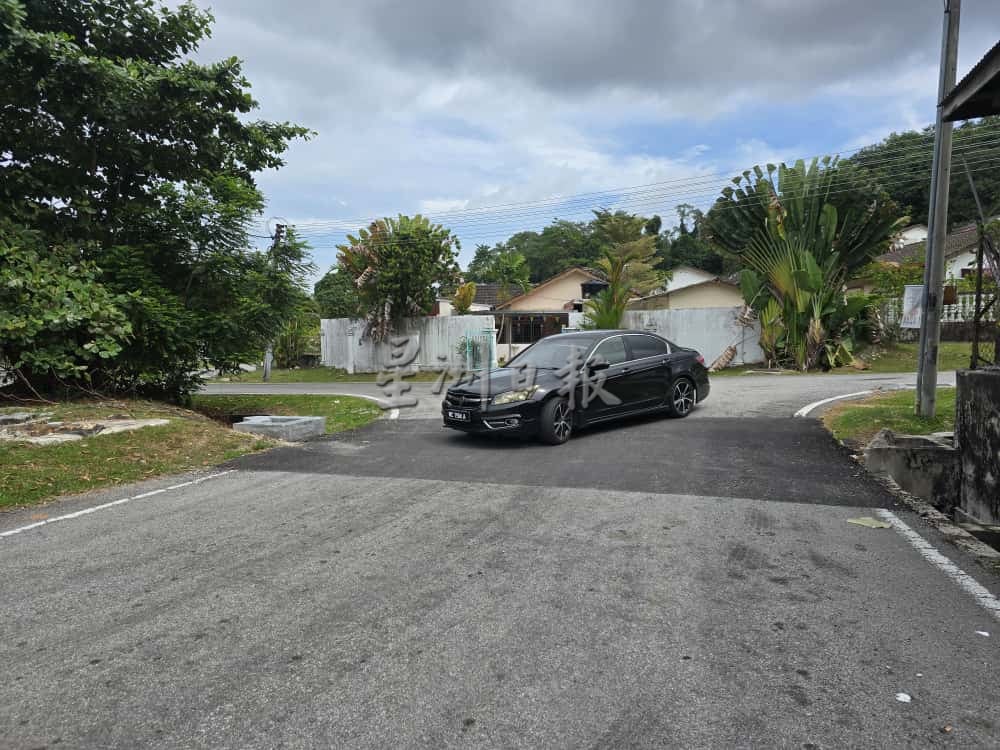 供星洲网/沟盖屡遭罗里碾坏 芙九洲花园路段铺沥青一劳永逸解决安全隐忧