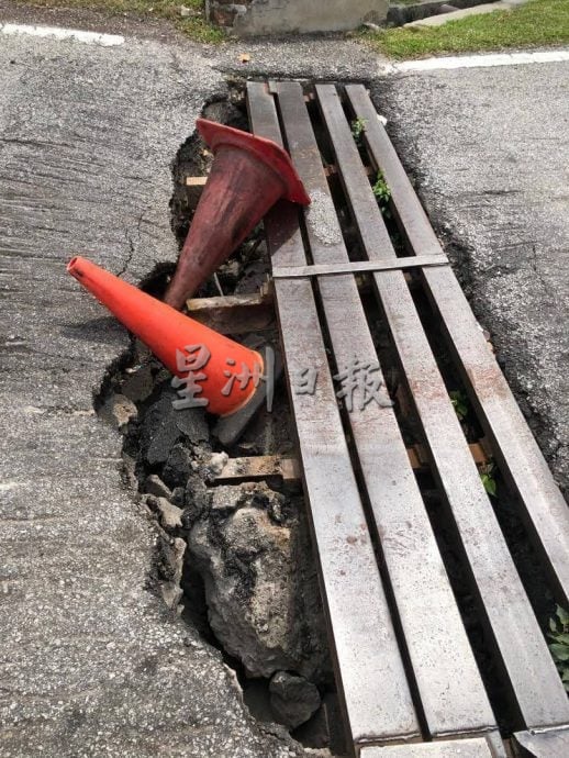供星洲网/沟盖屡遭罗里碾坏 芙九洲花园路段铺沥青一劳永逸解决安全隐忧