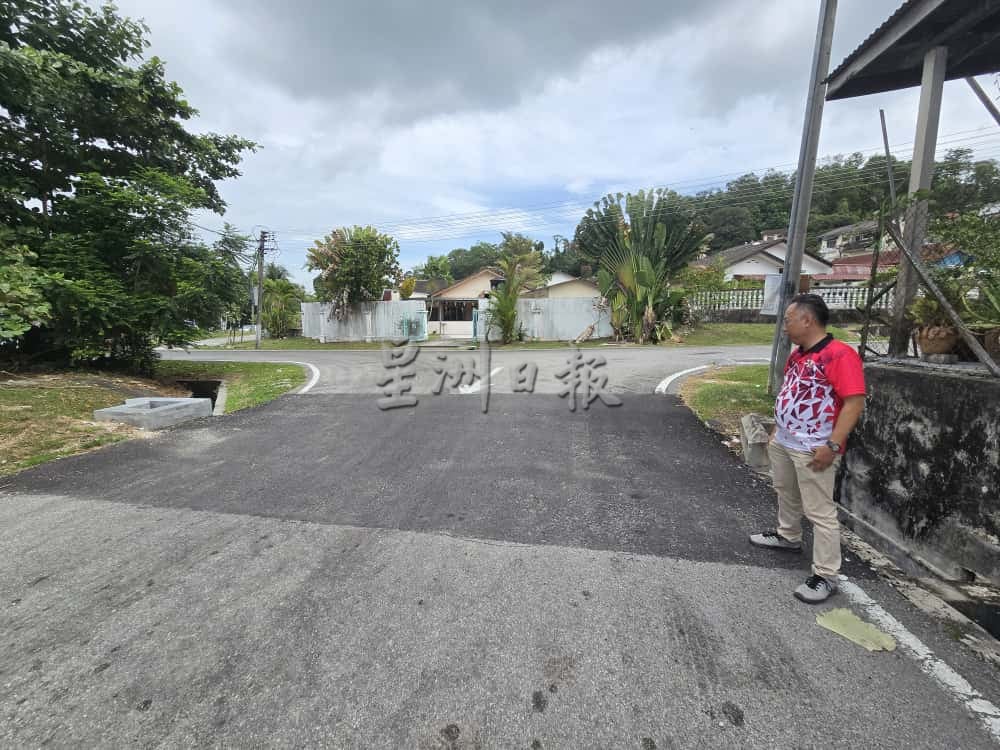 供星洲网/沟盖屡遭罗里碾坏 芙九洲花园路段铺沥青一劳永逸解决安全隐忧