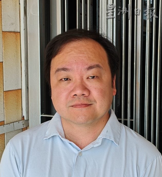 (备用,下版时请签发)柔:头条之一:民生特工队〡屋后大沟旁杂草丛生,影响环境卫生