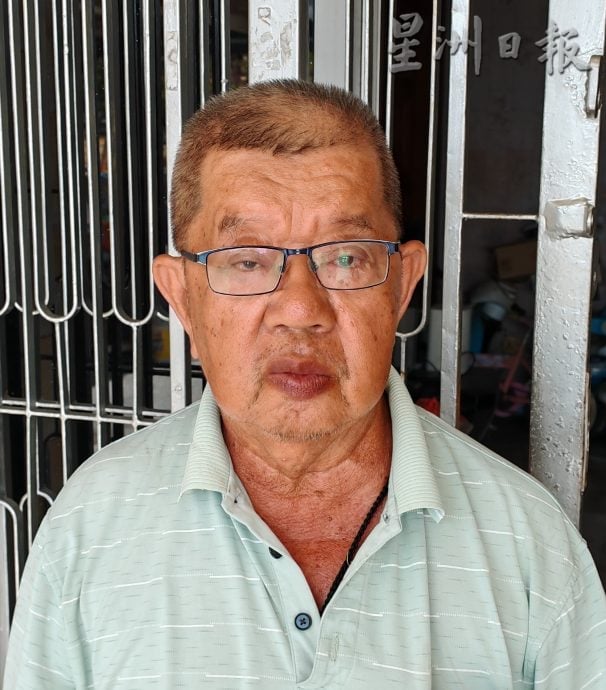 (备用,下版时请签发)柔:头条之一:民生特工队〡屋后大沟旁杂草丛生,影响环境卫生