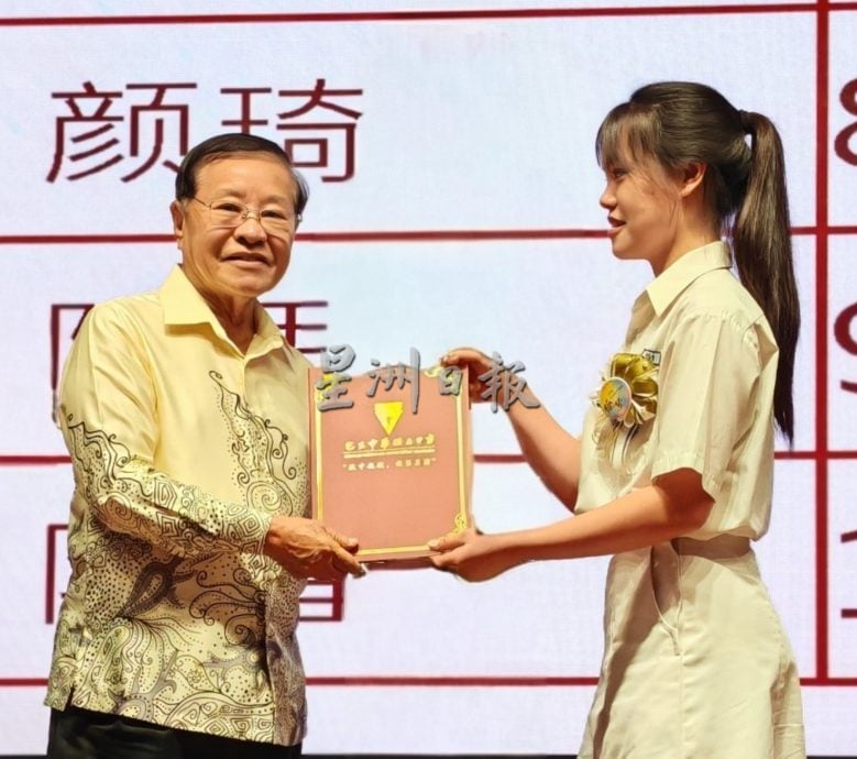 大都会：巴生中华独中2025年第46届“绘梦”高中毕业典礼，278名毕业生告别母校／5图（可选下）