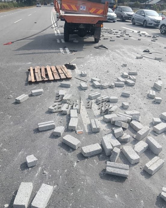 已签发 柔：皮卡车与罗里发生碰撞  酿1死