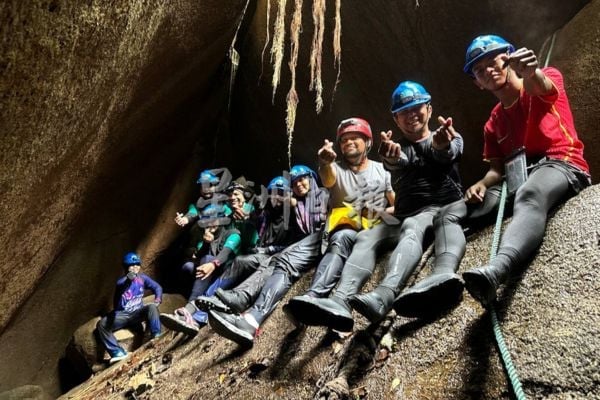 (刊期11月14日)半岛心旅行:钻缝、漂水、贴壁前进 体验马来半岛最“野”的地下路线