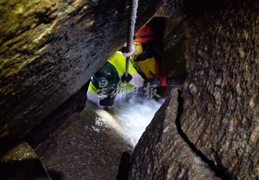 (刊期11月14日)半岛心旅行:钻缝、漂水、贴壁前进 体验马来半岛最“野”的地下路线