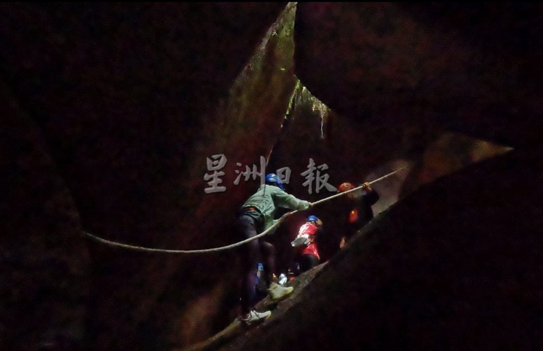 (刊期11月14日)半岛心旅行:钻缝、漂水、贴壁前进 体验马来半岛最“野”的地下路线