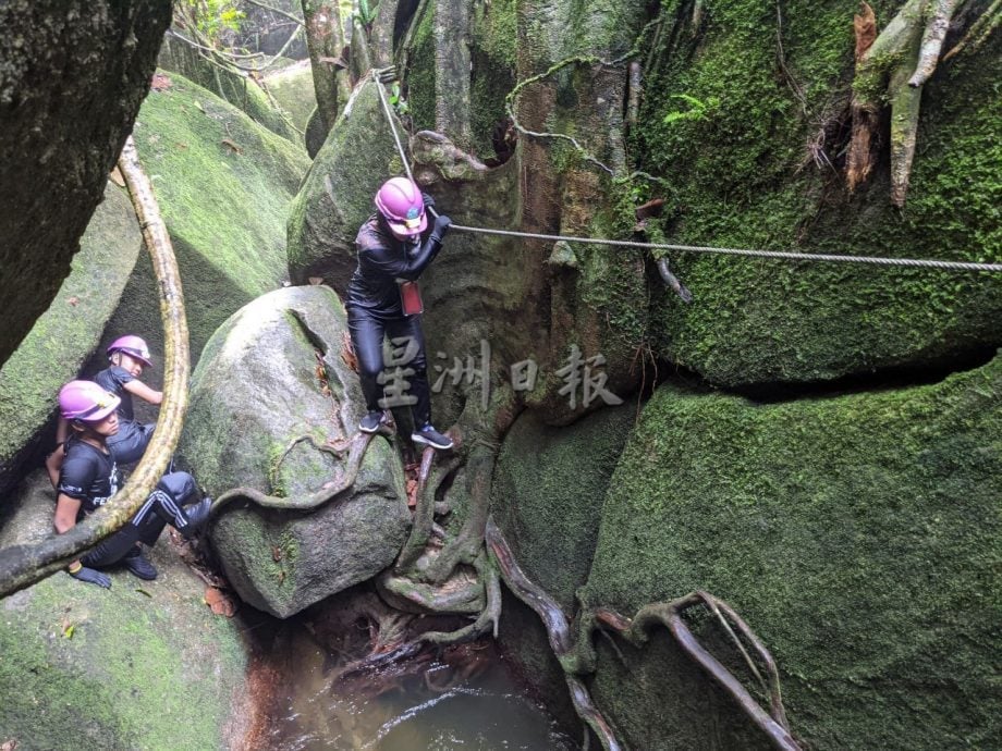 (刊期11月14日)半岛心旅行:钻缝、漂水、贴壁前进 体验马来半岛最“野”的地下路线