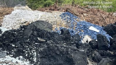 疑误食受污染野草17牛死 |  4地点发现非法废料  郑国霖：被埋包装注明外州