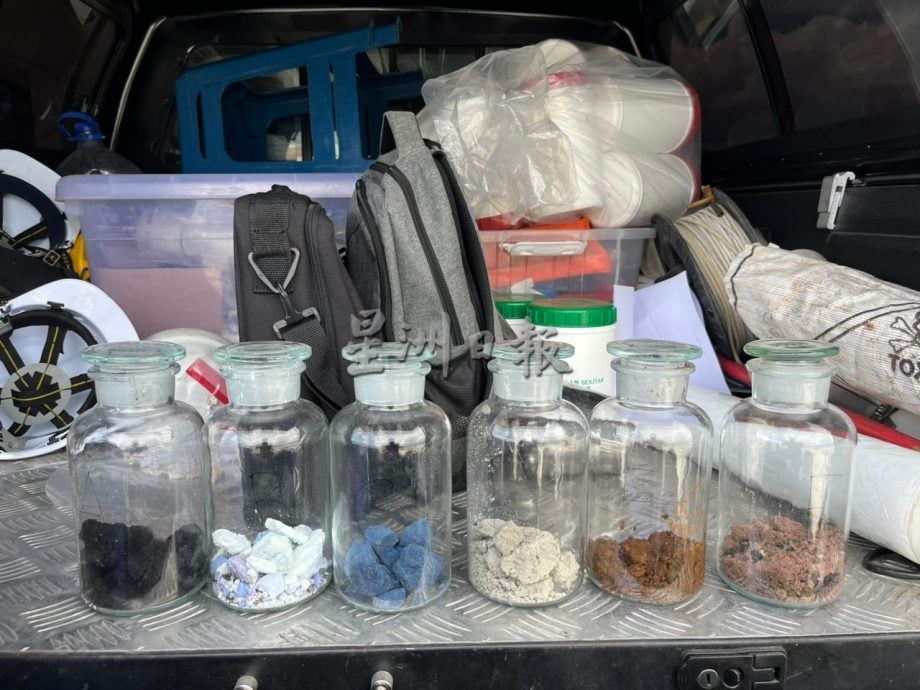 死牛附近4地点有非法废料 部分被埋包装显示外州