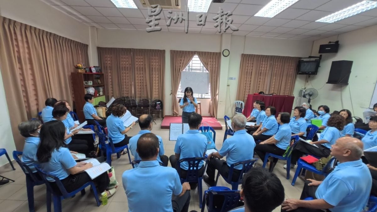 **已签发**柔：头条之一：特稿：銮中华校友会合唱团歌声织梦  “悦韵绕蝠城”12月登场