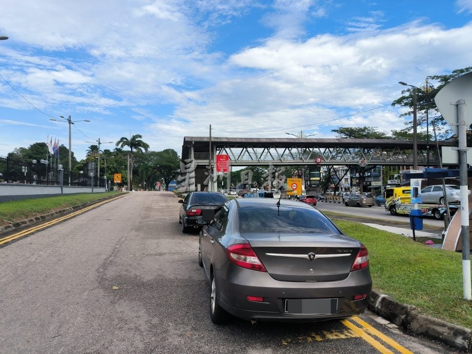 **已签发**柔：第二版头条：特稿〡古来医院前违停严重  开罚拖车不再手软