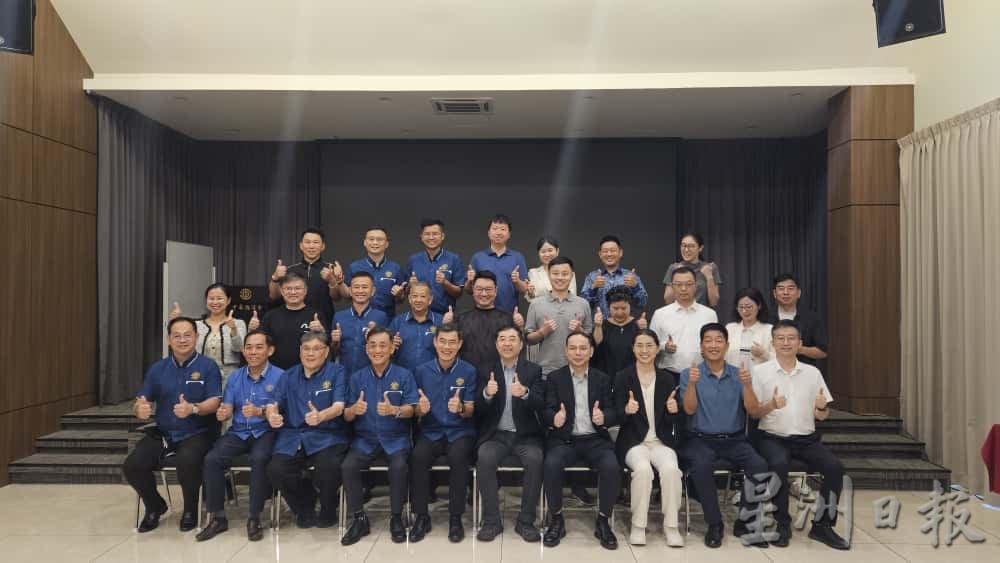 （古城版）甲中总江苏省商务厅处长骆兵与电子商务代表团