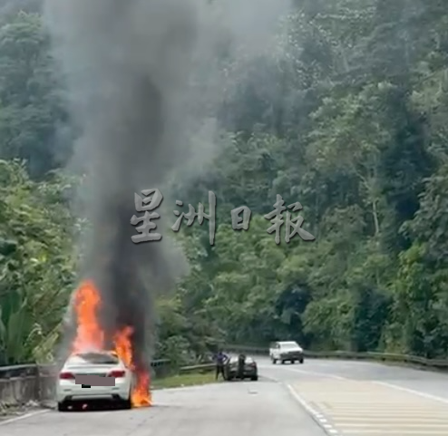 轿车山边失火 未知死伤